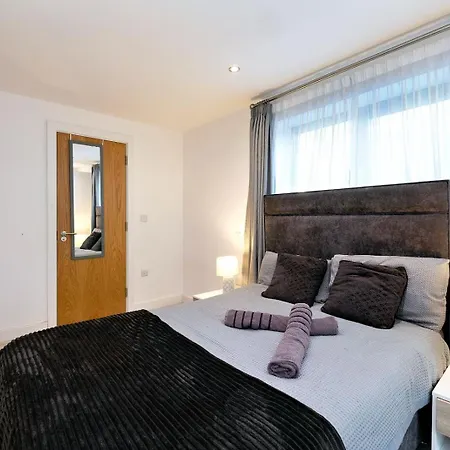 Deluxe Modern 2br With Balcony - Walk To Centre! Apartment *