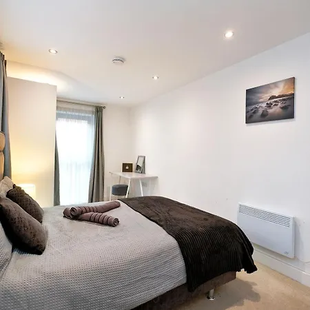 Apartment Deluxe Modern 2br With Balcony - Walk To Centre! *
