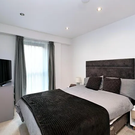 Apartment Deluxe Modern 2br With Balcony - Walk To Centre!