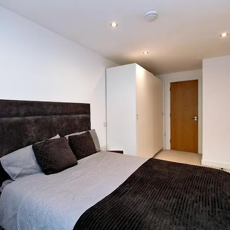 Apartment Deluxe Modern 2br With Balcony - Walk To Centre!