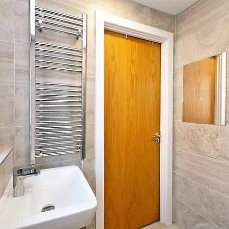 Apartment Deluxe Modern 2br With Balcony - Walk To Centre! *