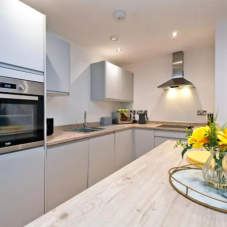 Deluxe Modern 2br With Balcony - Walk To Centre! Apartment