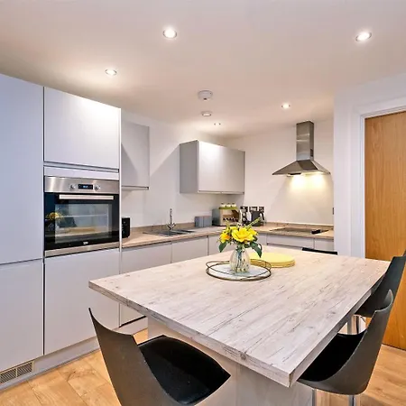 Deluxe Modern 2br With Balcony - Walk To Centre! *
