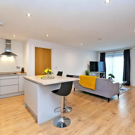 Apartment Deluxe Modern 2br With Balcony - Walk To Centre! *