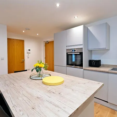 Deluxe Modern 2br With Balcony - Walk To Centre! *