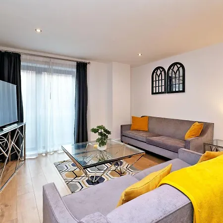 Deluxe Modern 2br With Balcony - Walk To Centre!