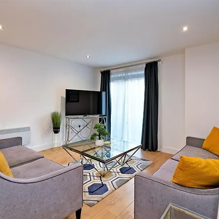 Deluxe Modern 2br With Balcony - Walk To Centre! *