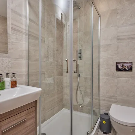 Apartment Deluxe Modern 2br With Balcony - Walk To Centre! *