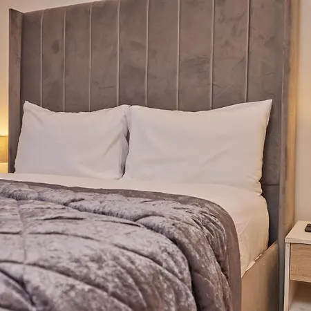 Deluxe Modern 2br With Balcony - Walk To Centre! Apartment