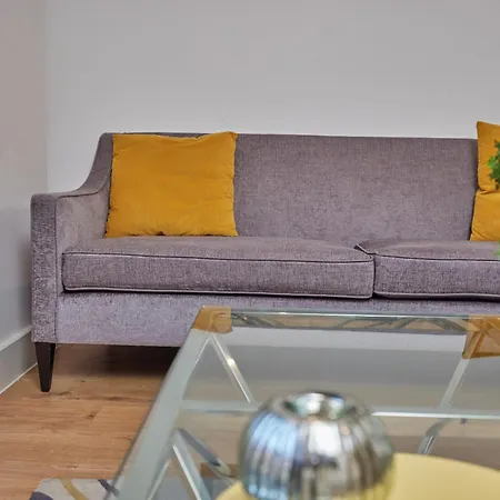 Deluxe Modern 2br With Balcony - Walk To Centre!