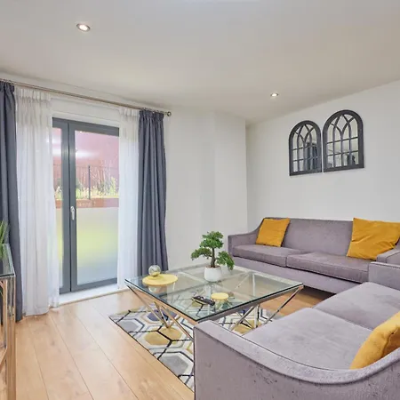 Deluxe Modern 2br With Balcony - Walk To Centre! Apartment *