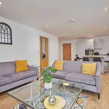 Deluxe Modern 2br With Balcony - Walk To Centre! Apartment *