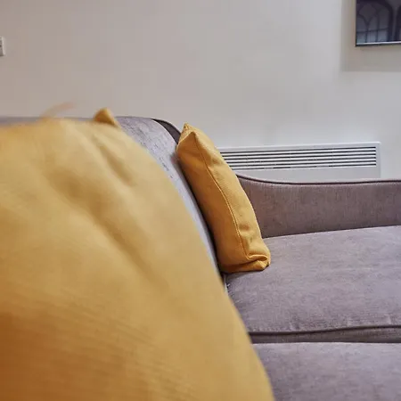 Deluxe Modern 2br With Balcony - Walk To Centre! *