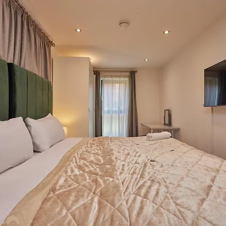 Deluxe Modern 2br With Balcony - Walk To Centre! Apartment