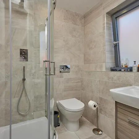 Deluxe Modern 2br With Balcony - Walk To Centre! Apartment *