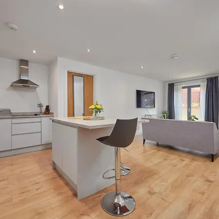 Deluxe Modern 2br With Balcony - Walk To Centre! Apartment