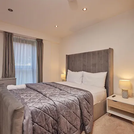 Deluxe Modern 2br With Balcony - Walk To Centre! *