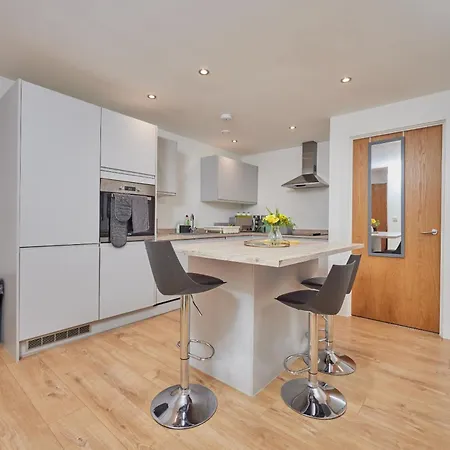Deluxe Modern 2br With Balcony - Walk To Centre!