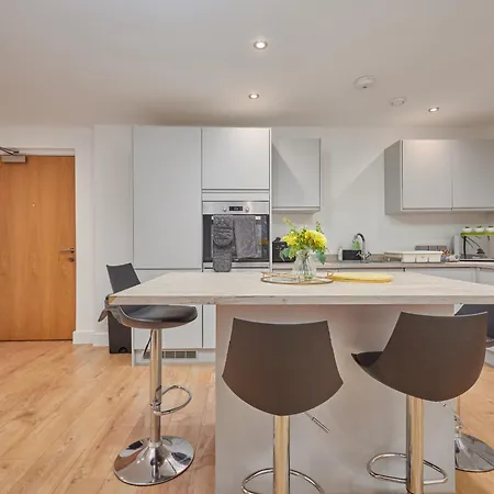 Apartment Deluxe Modern 2br With Balcony - Walk To Centre! *