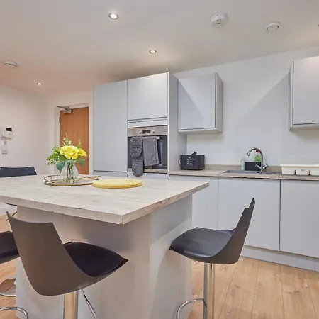 Apartment Deluxe Modern 2br With Balcony - Walk To Centre! *