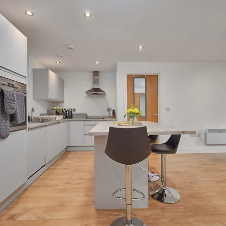 Apartment Deluxe Modern 2br With Balcony - Walk To Centre!