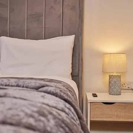 Deluxe Modern 2br With Balcony - Walk To Centre! Apartment