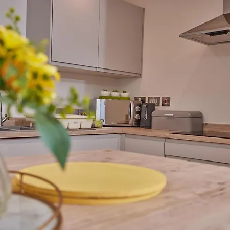 Deluxe Modern 2br With Balcony - Walk To Centre! * Leeds (West Yorkshire)